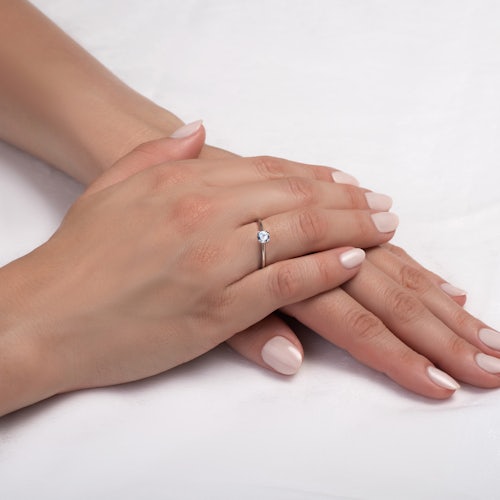 Pierścionek zaręczynowy SAVICKI: białe złoto, biały szafir